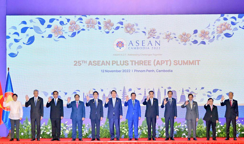 Chinese Premier Li Keqiang poses for a group photo with leaders attending the ASEAN, China, Japan and South Korea (ASEAN Plus Three or APT) Summit in Phnom Penh, Cambodia, November 12, 2022. /Xinhua