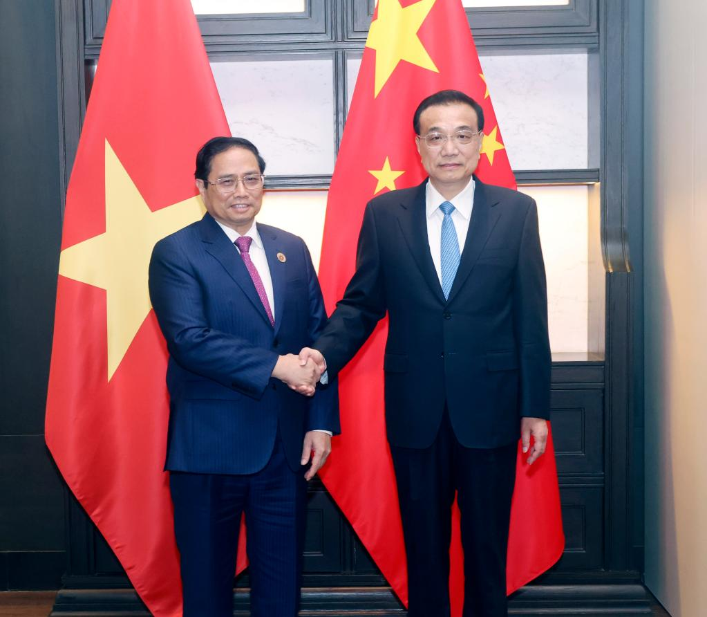 Chinese Premier Li Keqiang (R) meets with Vietnamese Prime Minister Pham Minh Chinh in Phnom Penh, Cambodia, November 11, 2022. /Xinhua