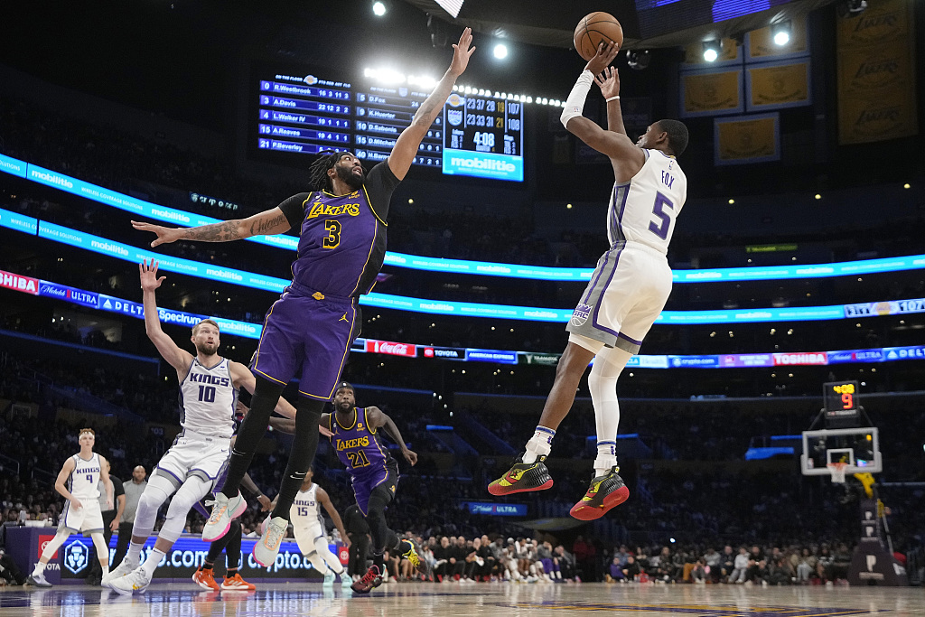 De'Aaron Fox (#5) of the Sacramento Kings shoots in the game against the Los Angeles Lakers at Crypto.com Arena in Los Angeles, California, November 11, 2022. /CFP