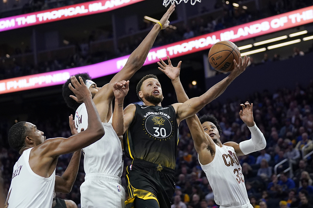 Stephen Curry (#30) of the Golden State Warriors drives toward the rim in the game against the Cleveland Cavaliers at Chase Center in San Francisco, California, November 11, 2022. /CFP