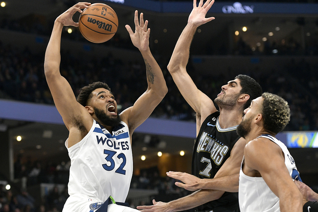 Karl-Anthony Towns (#32) of the Minnesota Timberwolves drives toward the rim in the game against the Memphis Grizzlies at FedExForum in Memphis, Tennessee, November 11, 2022. /CFP