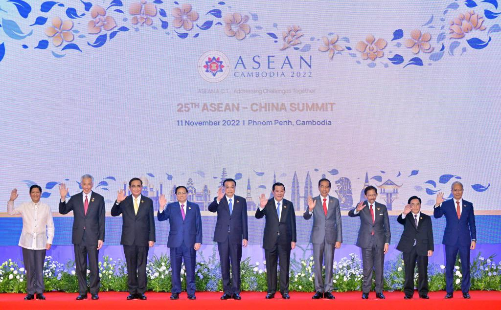 Premier Li (5th L) poses for a group photo with leaders attending the 25th China-ASEAN Summit in Phnom Penh, Cambodia, November 11, 2022. /Xinhua