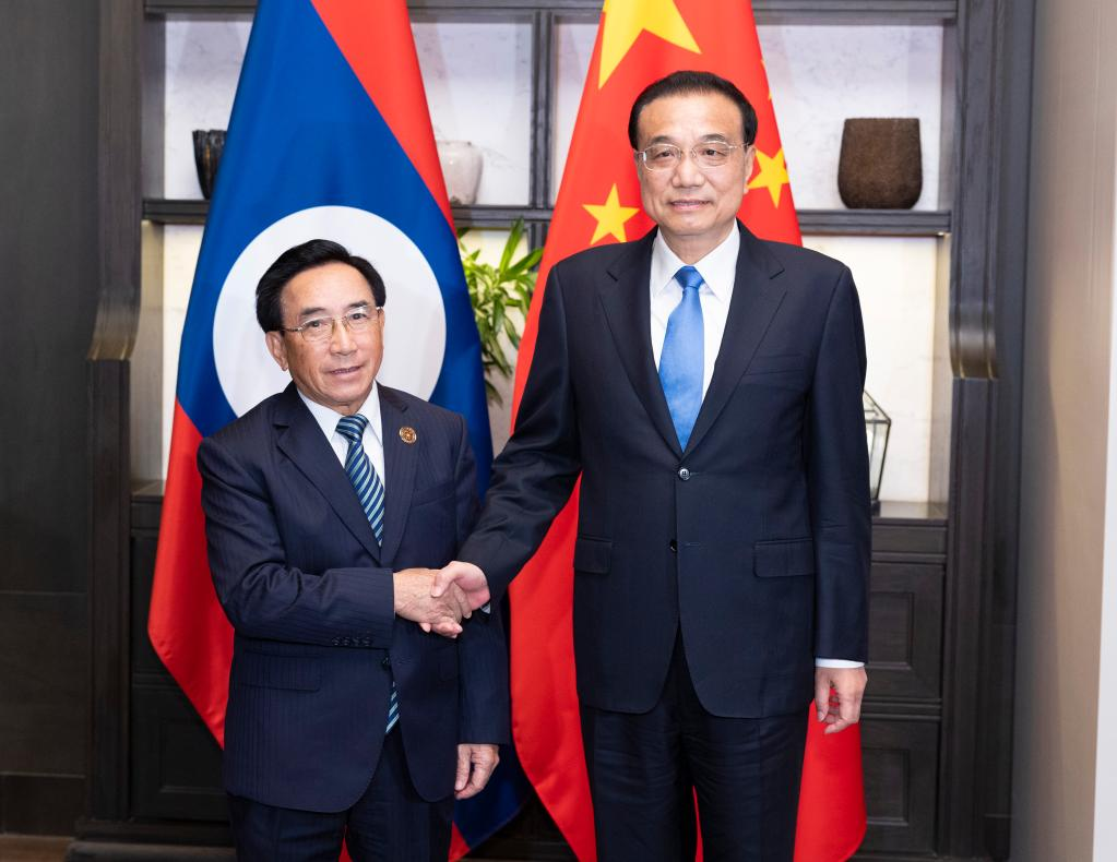 Chinese Premier Li Keqiang meets with Lao Prime Minister Phankham Viphavanh on the sidelines of the leaders' meetings on East Asia cooperation in Phnom Penh, Cambodia, November 12, 2022. /Xinhua