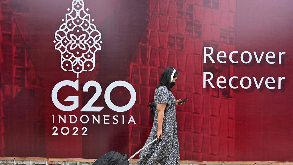 A woman walks past a logo of the G20 Summit, Jakarta, Indonesia, November 8, 2022. /CFP