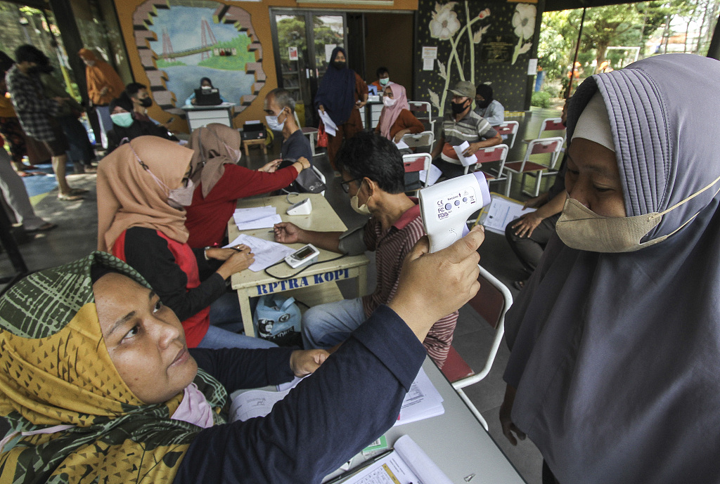 People participate in the third dose of COVID-19 vaccination in Jakarta, Indonesia, July 15, 2022. /CFP