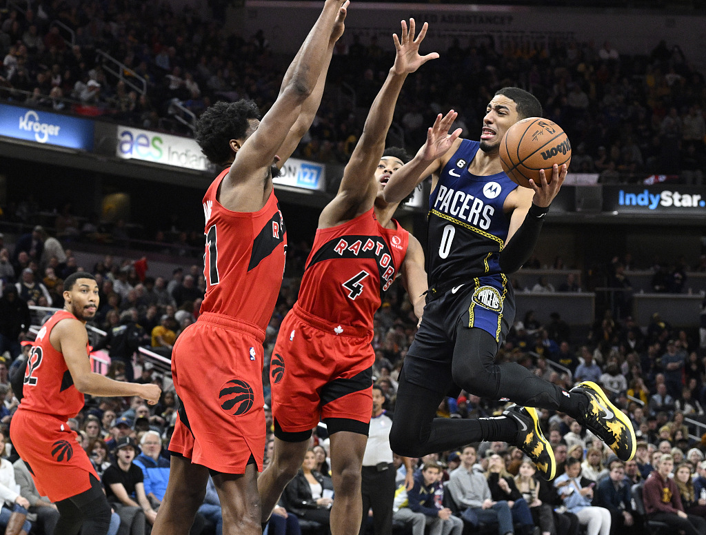 Tyrese Haliburton (#0) of the Indiana Pacers looks to pass in the game against the Toronto Raptors at Gainbridge Fieldhouse in Indianapolis, Indiana, November 12, 2022. /CFP