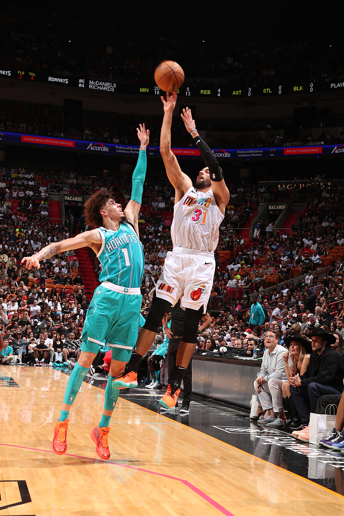 Max Strus (#31) of the Miami Heat shoots in the game against the Charlotte Hornets at FTX Arena in Miami, Florida, November 12, 2022. /CFP