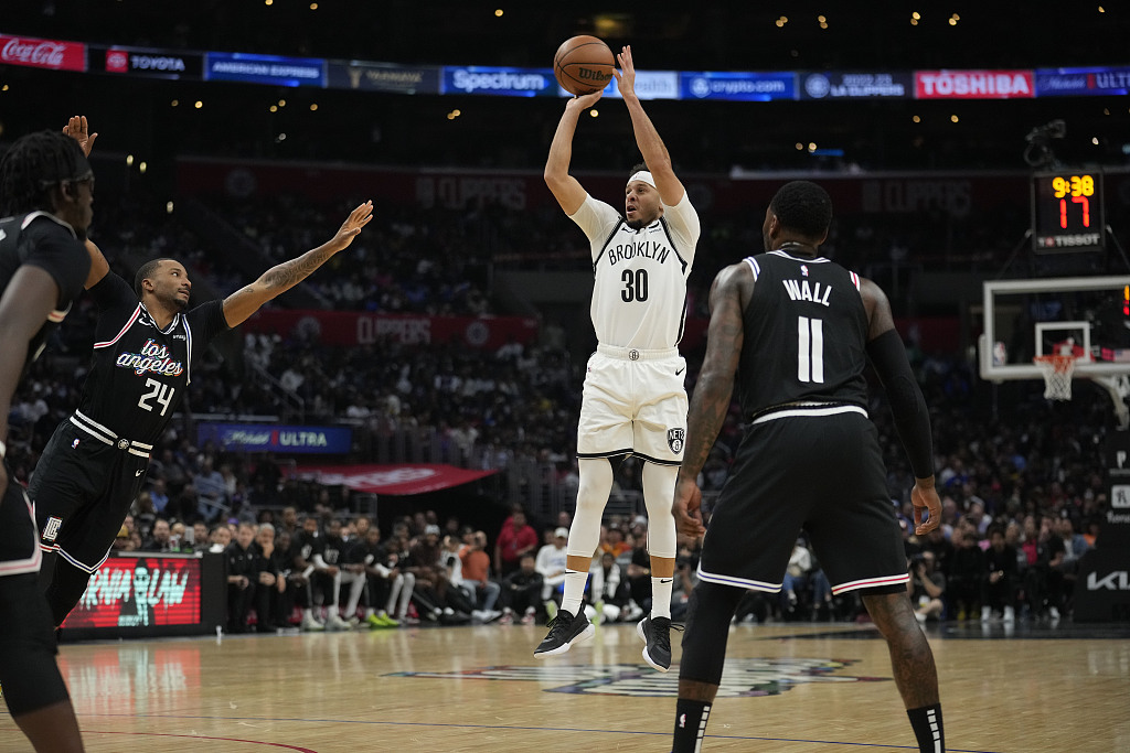 Seth Curry (#30) of the Brooklyn Nets shoots in the game against the Los Angeles Clippers at Crypto.com Arena in Los Angeles, California, November 12, 2022. /CFP
