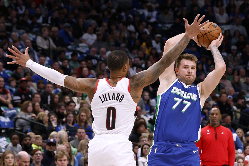 Luka Doncic (#77) of the Dallas Mavericks looks to pass in the game against the Portland trail Blazers at American Airlines Center in Dallas, Texas, November 12, 2022. /CFP