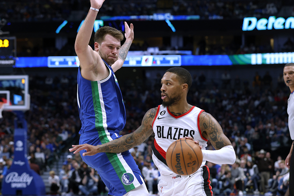 Damian Lillard (R) of the Portland Trail Blazers penetrates in the game against the Dallas Mavericks at American Airlines Center in Dallas, Texas, November 12, 2022. /CFP