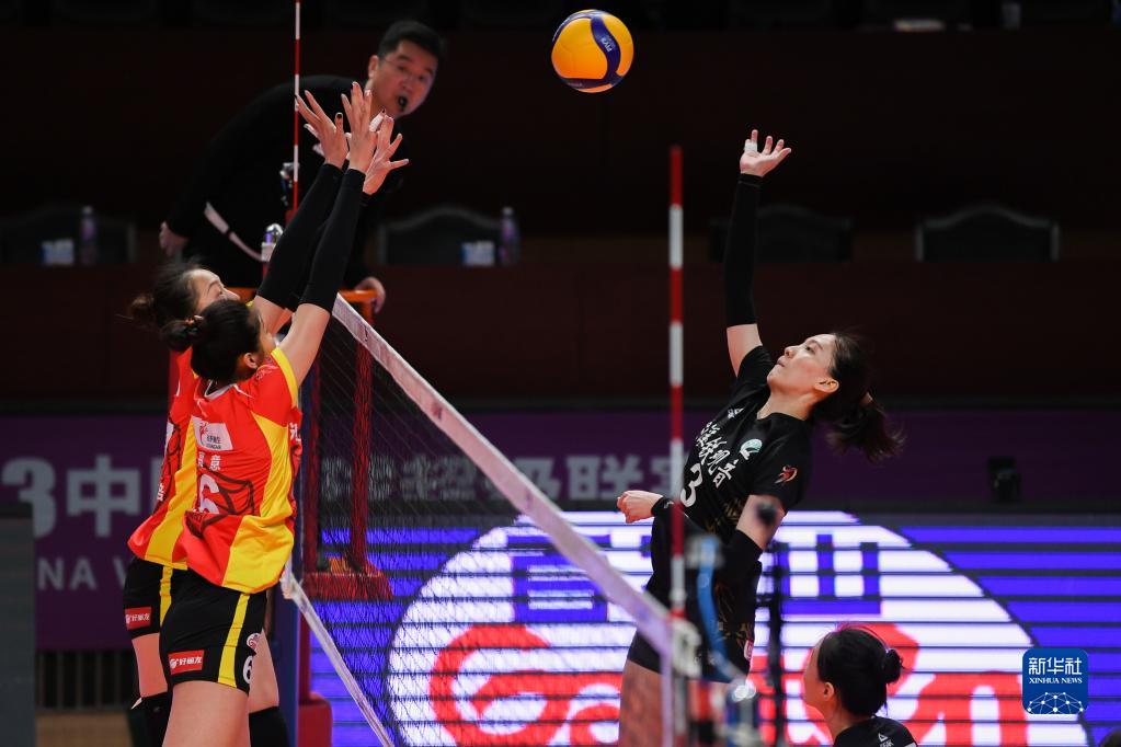 Shanghai (L) and Fujian players in action during a match in the Chinese Women's Volleyball Super League in Changzhou, east China's Jiangsu Province, November 11, 2022. /Xinhua