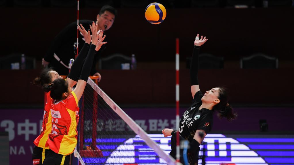 Shanghai extend winning streak as volleyball matches split in cities