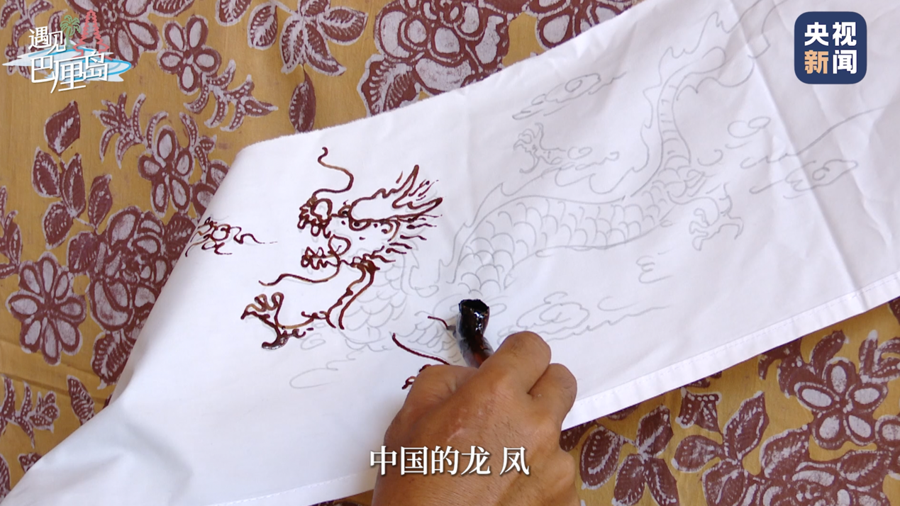A craftsman makes a batik painting of a Chinese dragon in Kintamani, Bali, Indonesia. /CMG
