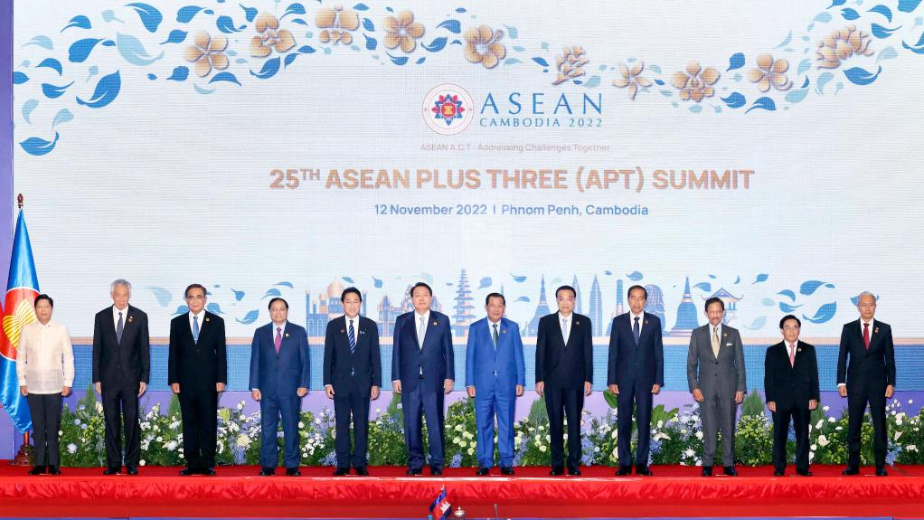 Chinese Premier Li Keqiang (5th R) poses for a group photo with leaders attending the ASEAN, China, Japan and South Korea (ASEAN Plus Three or APT) Summit in Phnom Penh, Cambodia, November 12, 2022. /Xinhua