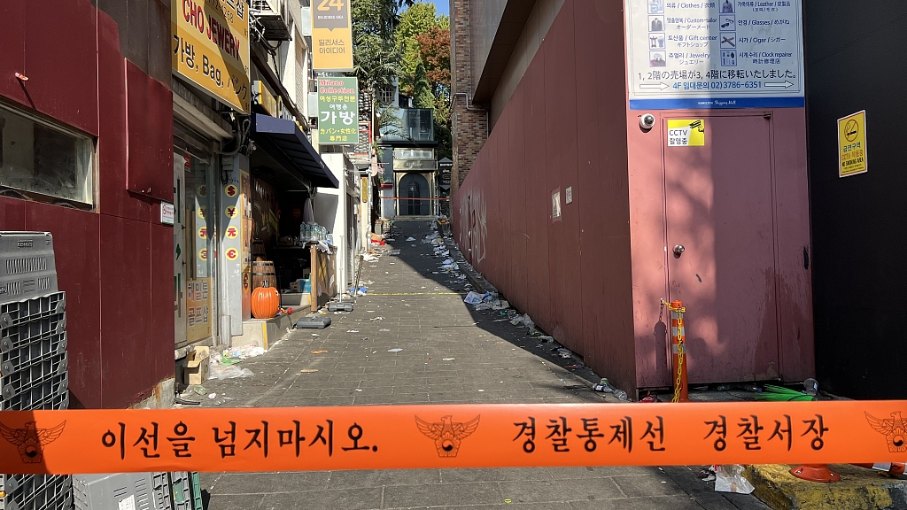 The alley near the stampede in Itaewon is still closed, Seoul, South Korea, October 31, 2022. /CFP