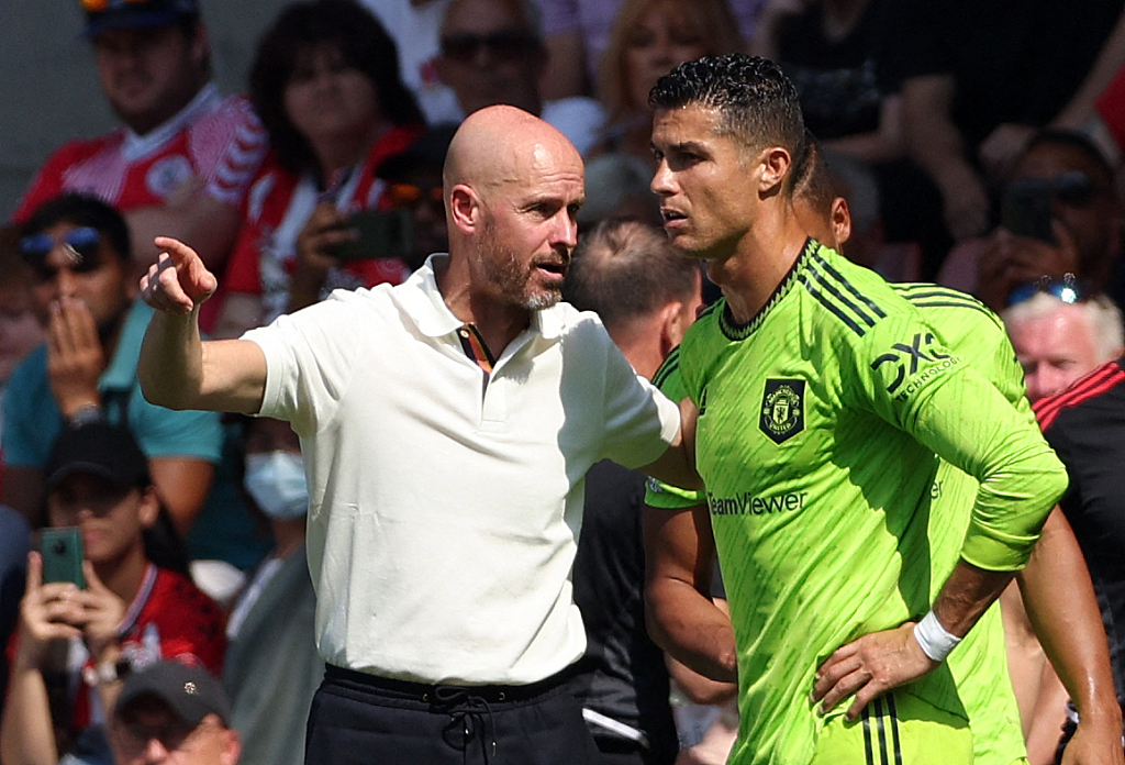 Erik ten Hag (L), manager of Manchester United, talks to his player Cristiano Ronaldo, during the Premier League game against Southampton at St Mary's Stadium in Southampton, England, August 27, 2022. /CFP