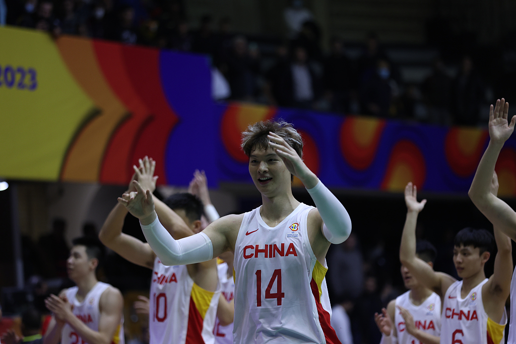 China's Wang Zhelin (#14) and teammates acknowledge the fans after their win over Bahrain at the FIBA Basketball World Cup Asian qualifiers in Manama, Bahrain, November 14, 2022. /CFP