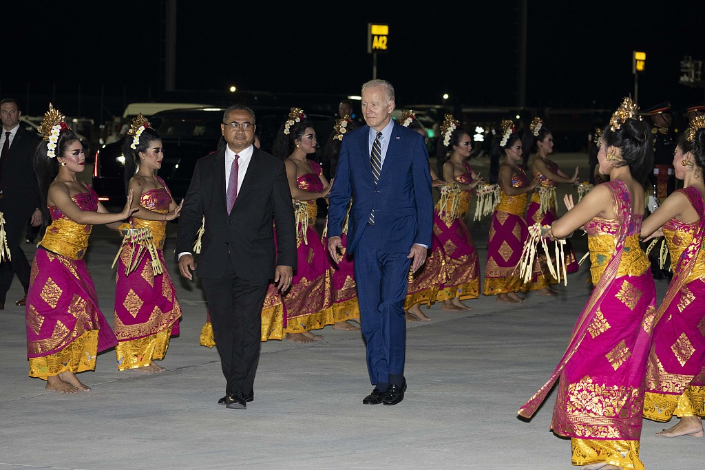U.S. President Joe Biden watches a cultural dance performance after stepping off Air Force One upon arrival at the Ngurah Rai International Airport, Bali, Indonesia, November 13, 2022. /CFP
