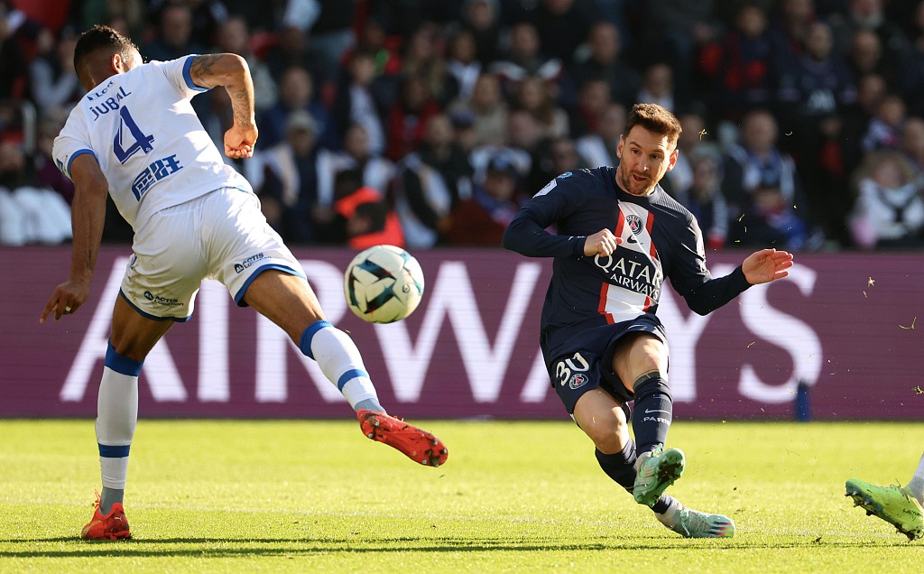 Lionel Messi (R) of Paris Saint-Germain shoots in the Ligue 1 game against AJ Auxerre at Parc des Princes in Paris, France, November 13, 2022. /CFP