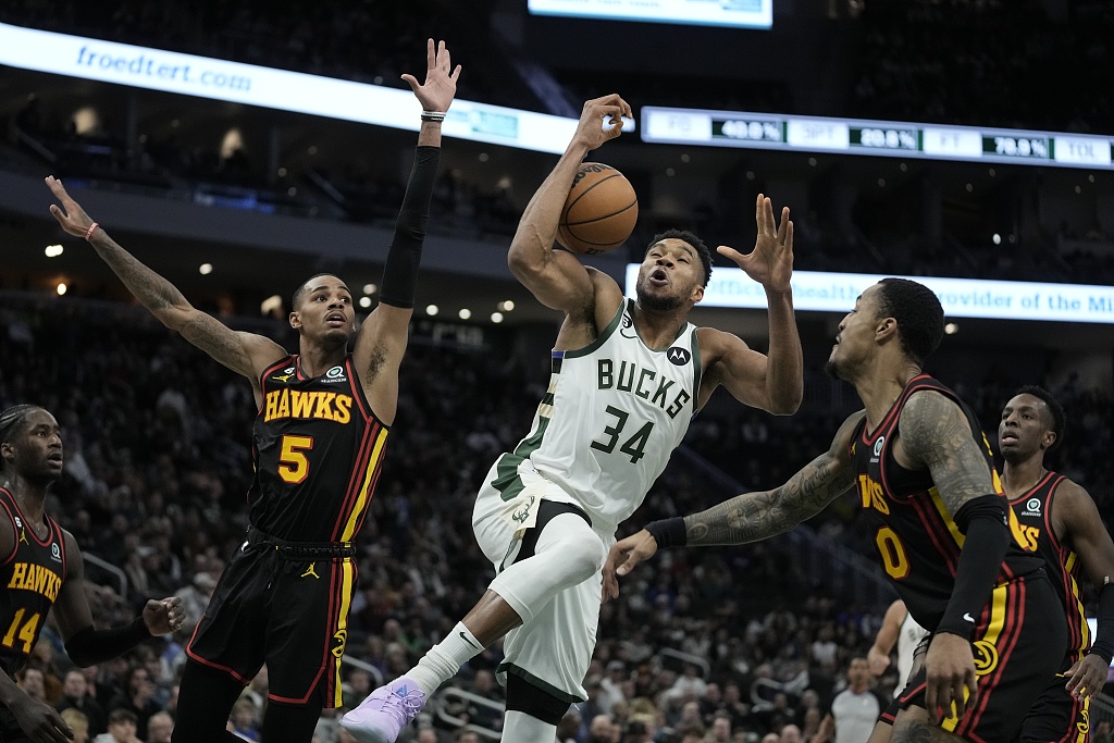 Giannis Antetokounmpo (#34) of the Milwaukee Bucks is fouled in the game against the Atlanta Hawks at Fiserv Forum in Milwaukee, Wisconsin, November 14, 2022. /CFP