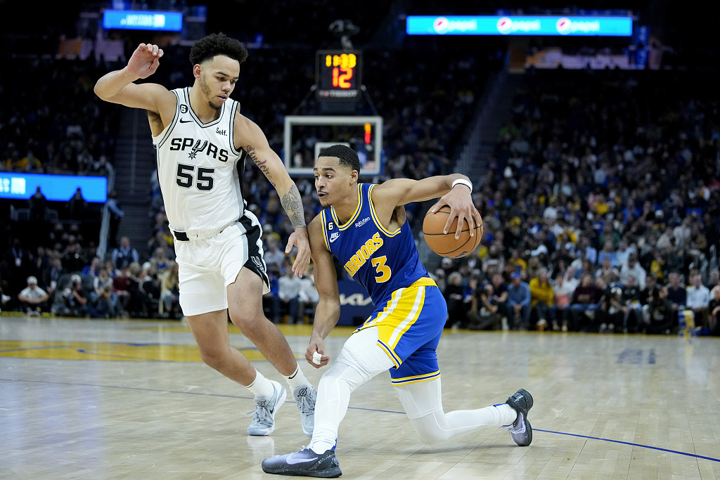 Jordan Poole (#3) of the Golden State Warriors dribbles to penetrate in the game against the San Antonio Spurs at Chase Center in San Francisco, California, November 14, 2022. /CFP