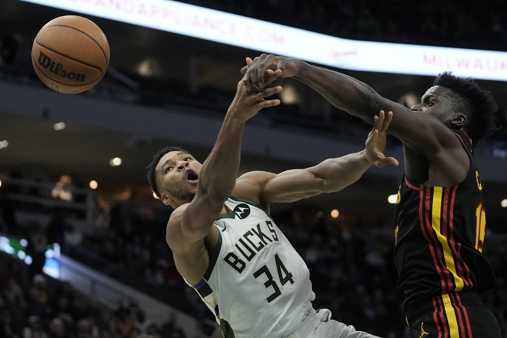 Clint Capela (R) of the Atlanta Hawks knocks the ball from Giannis Antetokounmpo of the Milwaukee Bucks in the game at Fiserv Forum in Milwaukee, Wisconsin, November 14, 2022. /CFP
