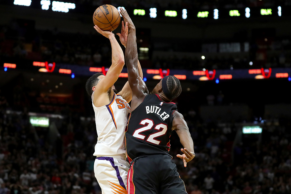Jimmy Butler (#22) of the Miami Heat blocks a shot by Devin Booker of the Phoenix Suns in the game at FTX Arena in Miami, Florida, November 14, 2022. /CFP