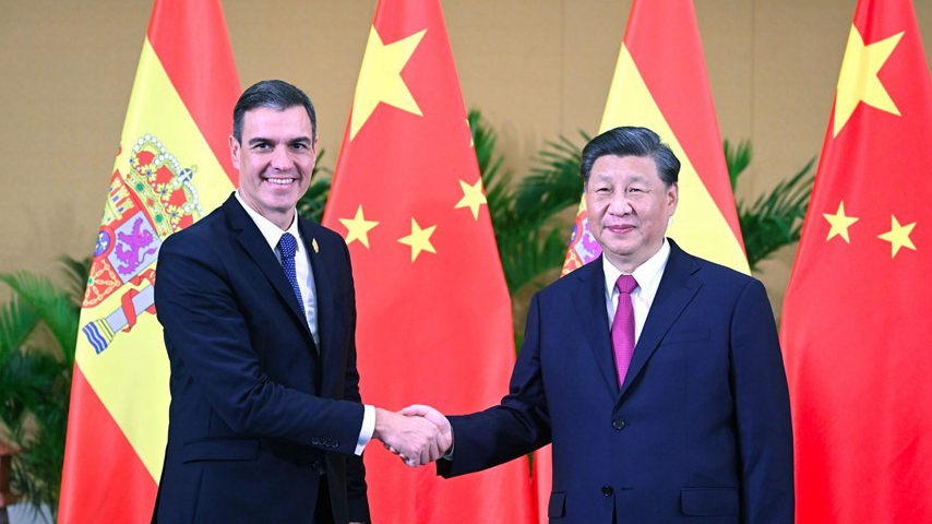 Chinese President Xi Jinping (R) meets with Spanish Prime Minister Pedro Sanchez on the sidelines of the G20 Summit in Bali, Indonesia, November 15, 2022. /Xinhua