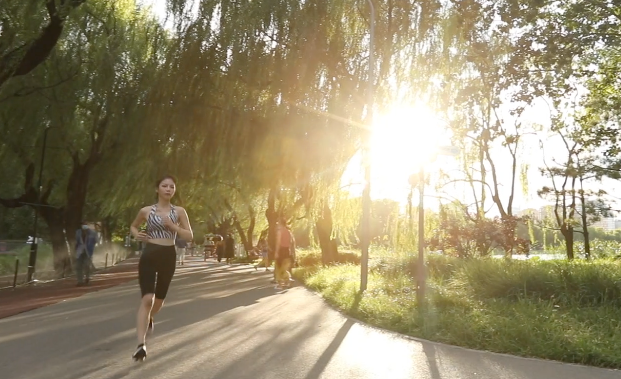 Zhang Zipiao jogs at a park. /CGTN