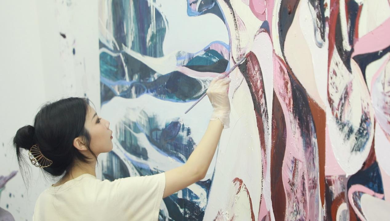 Zhang Zipiao works on a painting. /CGTN