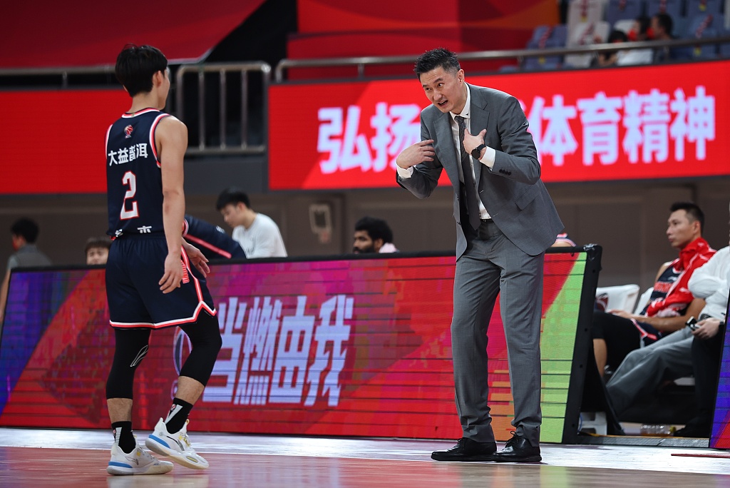 Coach Du Feng (R) of China talks to player Xu Jie during a CBA match in Hangzhou, east China's Zhejiang Province, October 28, 2022. /CFP