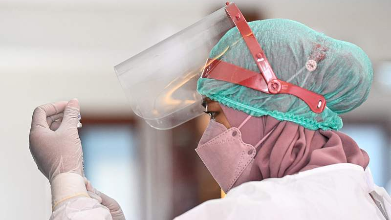 A nurse prepares a booster dose of COVID-19 vaccine in Jakarta, January 12, 2022. /CFP