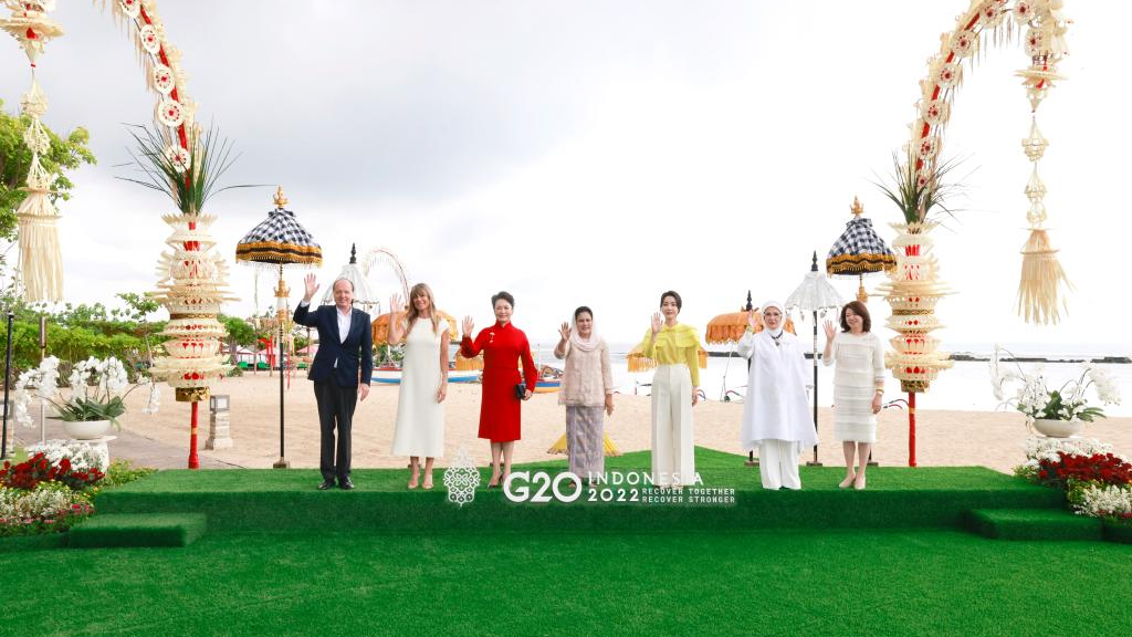 Peng Liyuan (L3), wife of Chinese President Xi Jinping, poses with other leaders' spouses on the sideline of the G20 Summit in Bali, Indonesia, November 15, 2022. /Xinhua
