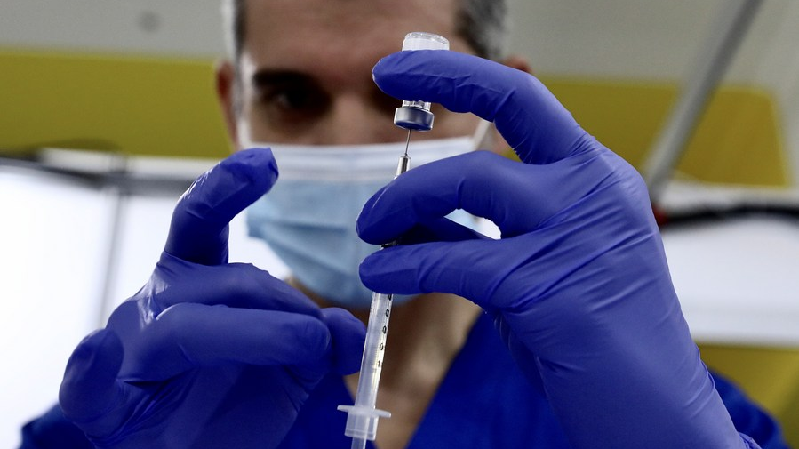 A health care worker prepares a dose of COVID-19 vaccine at a new vaccination site in the California Polytechnic State University in Pomona, Los Angeles County, California, the United States, February 5, 2021. /Xinhua