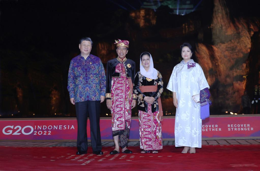 President Xi Jinping and his wife Peng Liyuan pose for a group photo with Indonesian President Joko Widodo and his wife Iriana Joko Widodo before welcoming dinner during Group of 20 (G20) Bali summit in Bali, Indonesia, November 15, 2022. /Xinhua