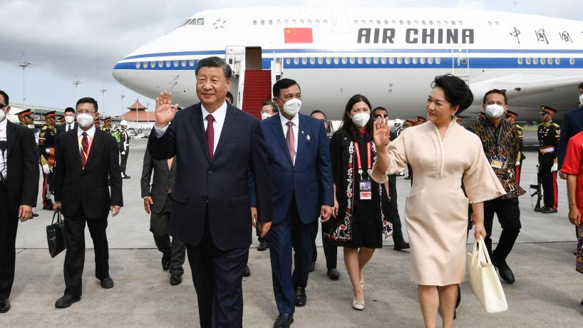 Chinese President Xi Jinping and his wife Peng Liyuan are welcomed by Indonesian senior officials, including Luhut B. Pandjaitan, Coordinator for Cooperation with China and Coordinating Minister for Maritime Affairs and Investment, and Bali Governor Wayan Koster upon their arrival at the airport in Bali, Indonesia, November 14, 2022. /Xinhua