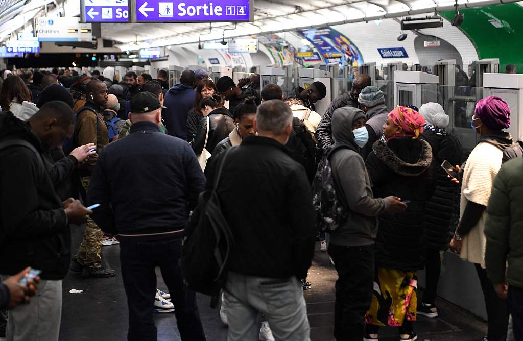 Commuters wait on a platform at Saint-Lazare Metro station during a strike, in Paris, France, November 10, 2022. /CFP 