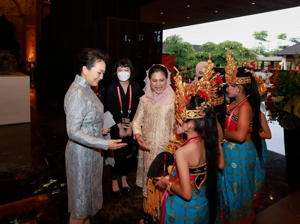 Peng Liyuan, wife of Chinese President Xi Jinping, chats cordially with local girls in Bali, Indonesia, November 16, 2022. /Xinhua