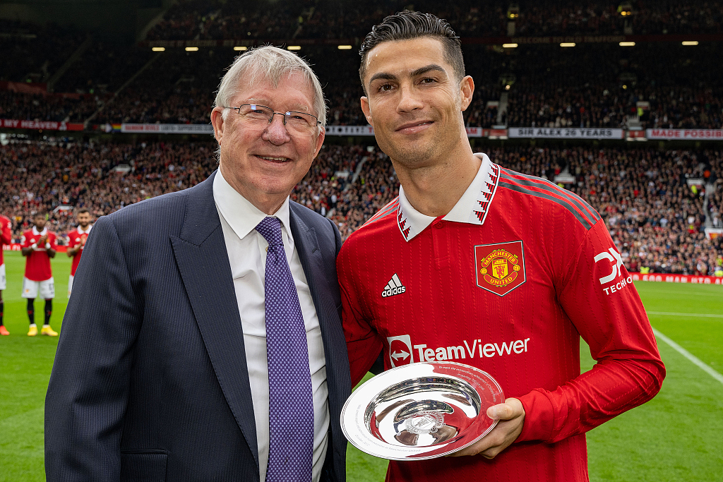 Sir Alex Ferguson (L) congratulates Cristiano Ronaldo of Manchester United on scoring his 700th club career goal ahead of their Premier League clash with Newcastle United at Old Trafford in Manchester, England, October 16, 2022. /CFP