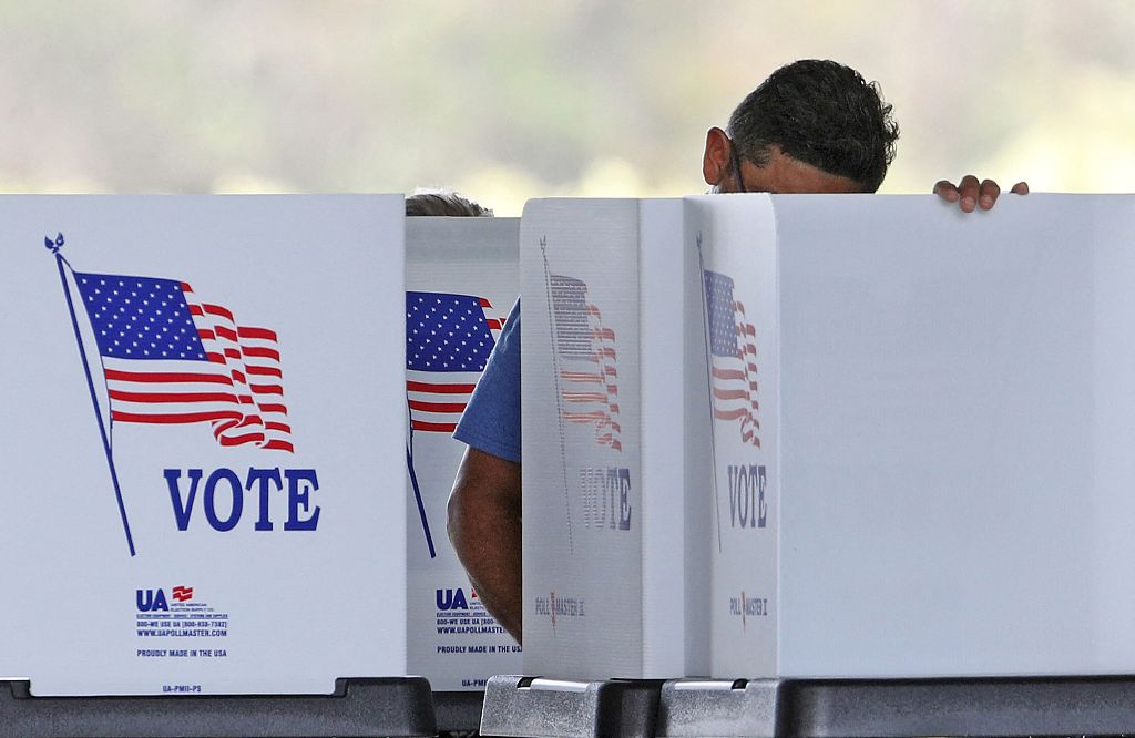 Voters cast their ballots for the midterm elections at a polling station in Kissimmee, Florida on November 8, 2022. /CFP