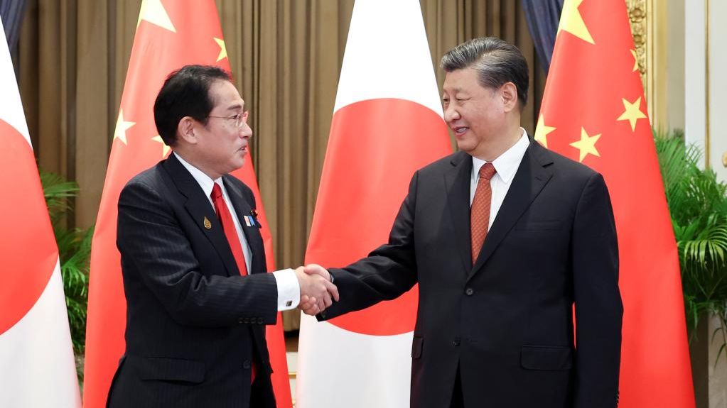 Chinese President Xi Jinping (R) meets with Japanese Prime Minister Fumio Kishida in Bangkok, Thailand, November 17, 2022. /Xinhua