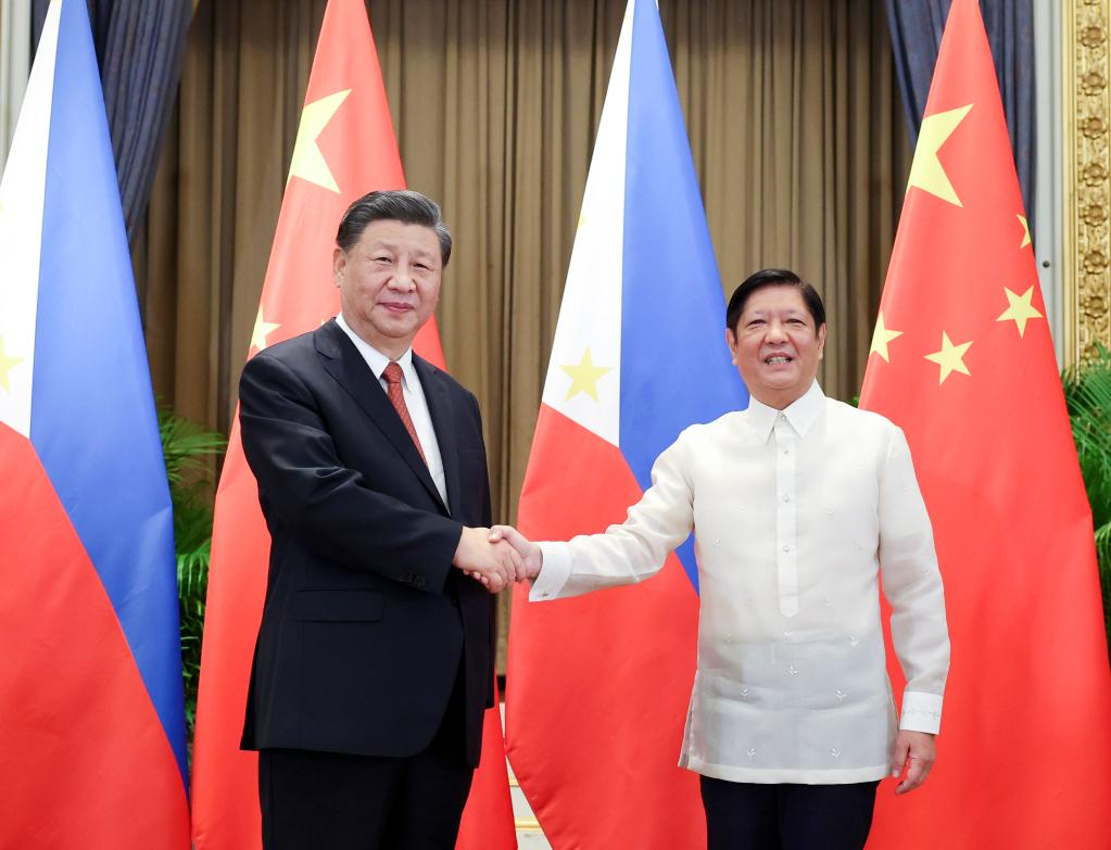 Chinese President Xi Jinping (L) meets with Philippine President Ferdinand Romualdez Marcos in Bangkok, Thailand, November 17, 2022. /Xinhua