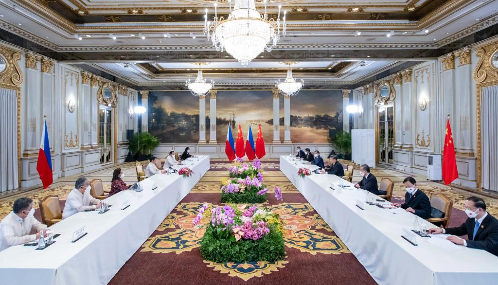 President Xi Jinping talks with President Ferdinand Romualdez Marcos in Bangkok, Thailand, November 17, 2022. /Xinhua