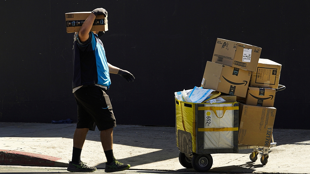 An Amazon worker delivers boxes in Los Angeles, California, U.S., October 1, 2020. /CFP