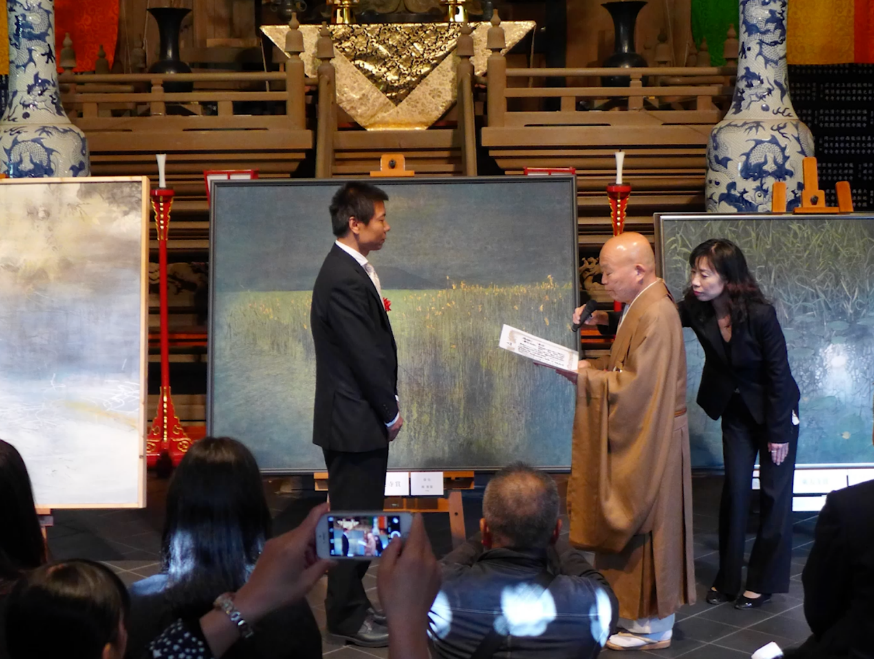 Han Weimeng receives the Kencho-ji Temple Award at the 10th Kamakura Art Festival in Japan in 2015. /Han Weiming