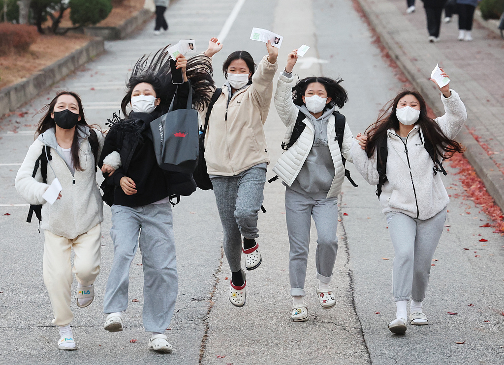 On November 17, 2022 local time, in Gyeonggi-do, South Korea, after the Korean college entrance examination, candidates from Yongbok Girls' High School in Bada District, Suwon City walked out of the examination room.