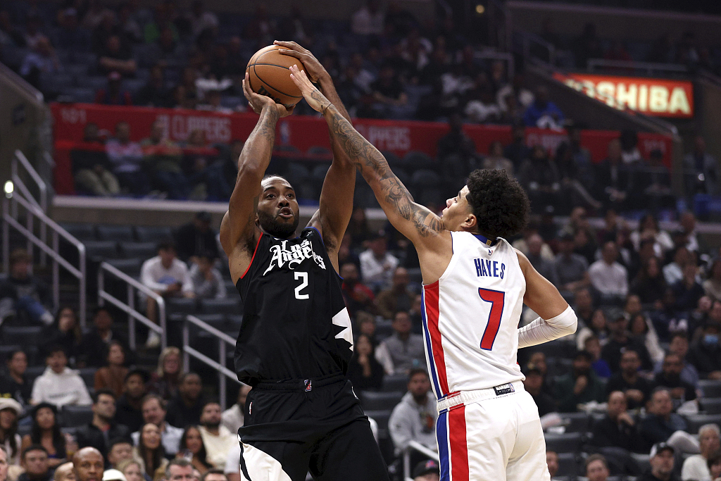 Kawhi Leonard (#2) of the Los Angeles Clippers shoots in the game against the Detroit Pistons at Crypto.com Arena in Los Angeles, California, November 17, 2022. /CFP
