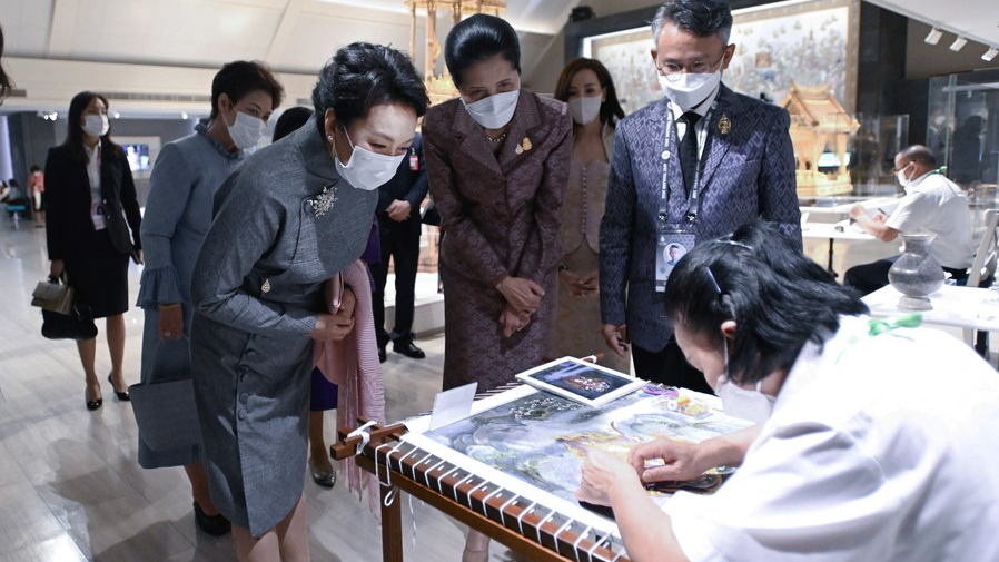 Peng Liyuan, wife of Chinese President Xi Jinping, accompanied by Thai Prime Minister's wife Naraporn Chan-o-cha, watches a display of traditional Thai craftwork at the Arts of the Kingdom Museum in Ayutthaya, Thailand, November 18, 2022. /Xinhua