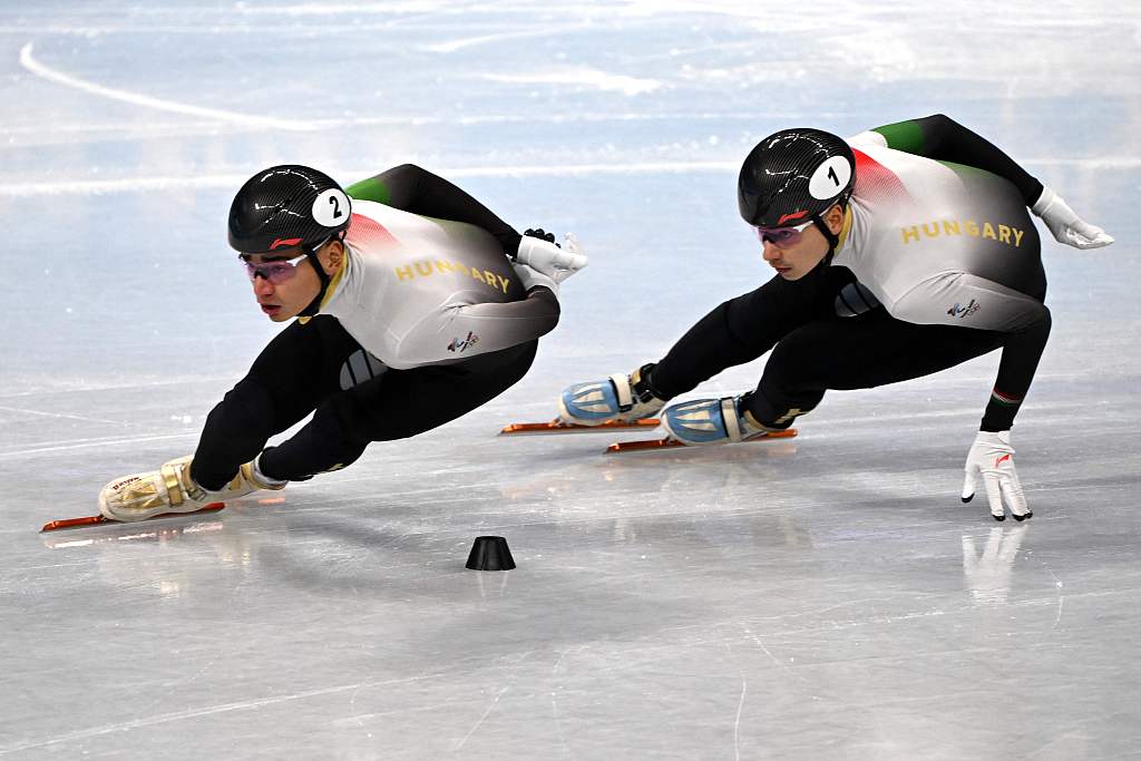 Shaolin Sandor Liu (L) and Shaoang Liu of Hungary compete in the men's short track speed skating semifinals in the 2022 Winter Olympic Games at the Capital Indoor Stadium in Beijing, February 7, 2022. /CFP