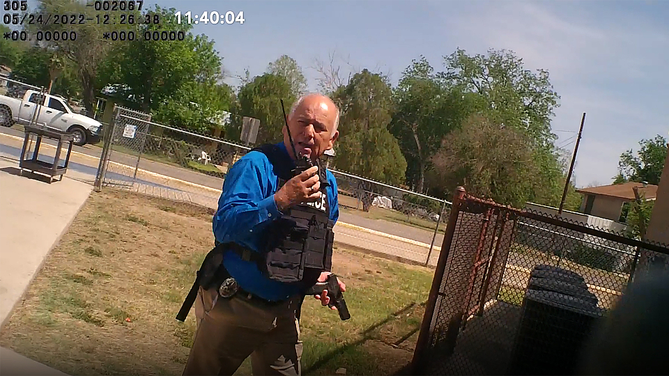 This image from video released by the City of Uvalde, Texas shows city police Lt. Mariano Pargas responding to a shooting at Robb Elementary School in Uvalde, Texas, May 24, 2022. /CFP